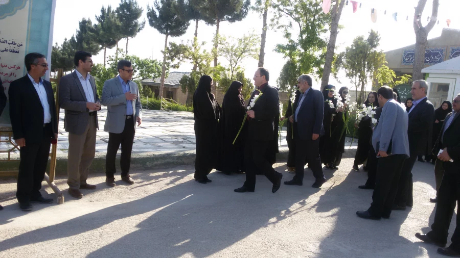 حضور جناب اقای دکتر مهرمحمدی سرپرست دانشگاه فرهنگیان در گلباران مزارع شهداء در خراسان شمالی 4