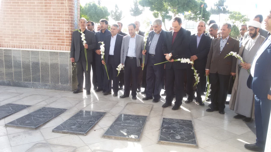 حضور جناب اقای دکتر مهرمحمدی سرپرست دانشگاه فرهنگیان در گلباران مزارع شهداء در خراسان شمالی 8