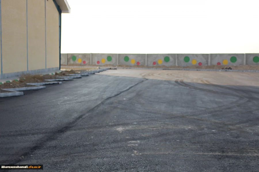 اسفالت ریزی محوطه سراهای دانشجویی و مجموعه ورزشی دانشگا هفرهنگیان خراسان شمالی 4