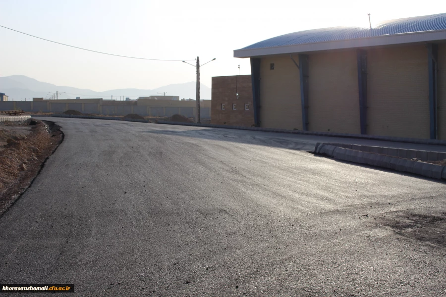 اسفالت ریزی محوطه سراهای دانشجویی و مجموعه ورزشی دانشگا هفرهنگیان خراسان شمالی 6