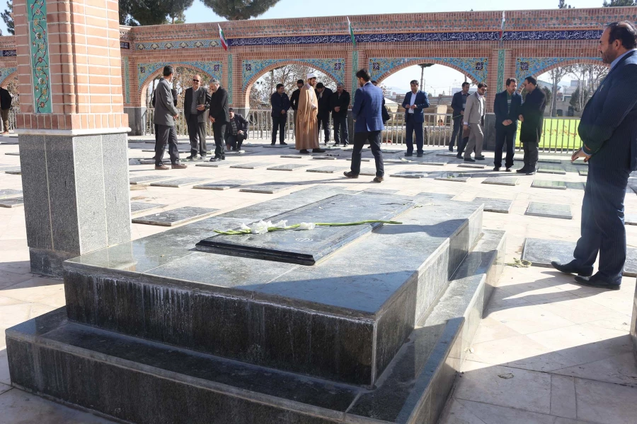 شرکت همکاران پردیس های خراسان شمالی در مراسم گلباران مزار شهداء به مناسبت دهه فجر 3