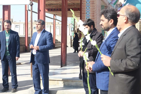 شرکت همکاران پردیس های خراسان شمالی در مراسم گلباران مزار شهداء به مناسبت دهه فجر 7