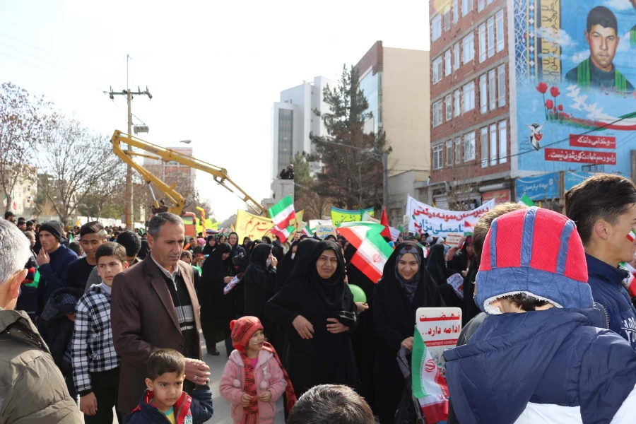 شرکت همکاران در مراسم راهپیمایی 22 بهمن ماه 1396 3