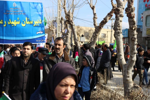 شرکت همکاران در مراسم راهپیمایی 22 بهمن ماه 1396 9