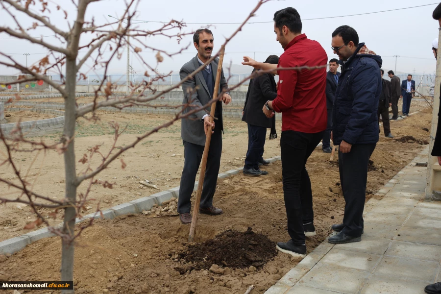 کاشت بیش ا ز 200 اصله نهال درختان مثمر و غیر مثمر به مناسبت هفته درختکاری در دانشگاه فرهنگیان 3