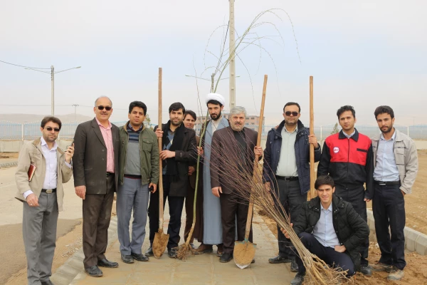 کاشت بیش ا ز 200 اصله نهال درختان مثمر و غیر مثمر به مناسبت هفته درختکاری در دانشگاه فرهنگیان 8