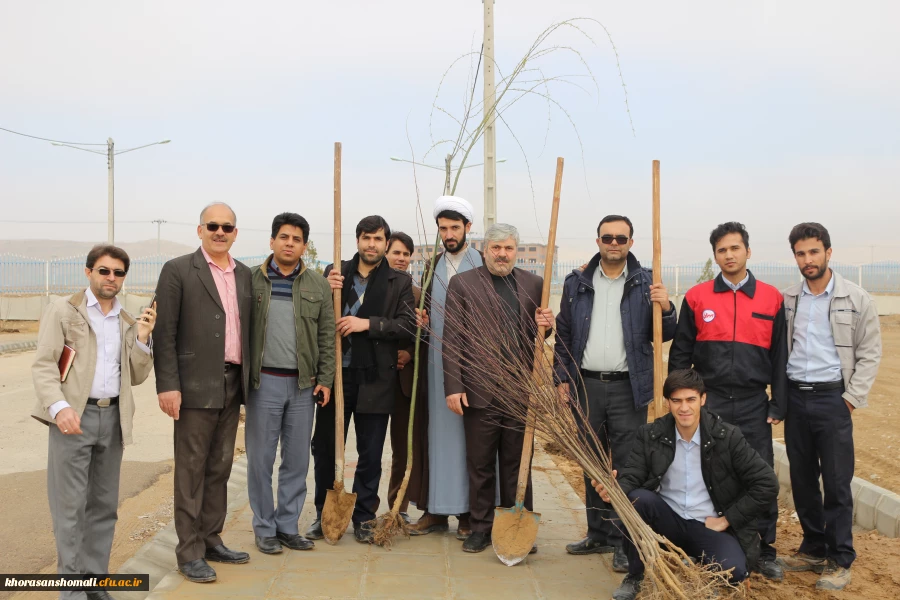 کاشت بیش ا ز 200 اصله نهال درختان مثمر و غیر مثمر به مناسبت هفته درختکاری در دانشگاه فرهنگیان 8