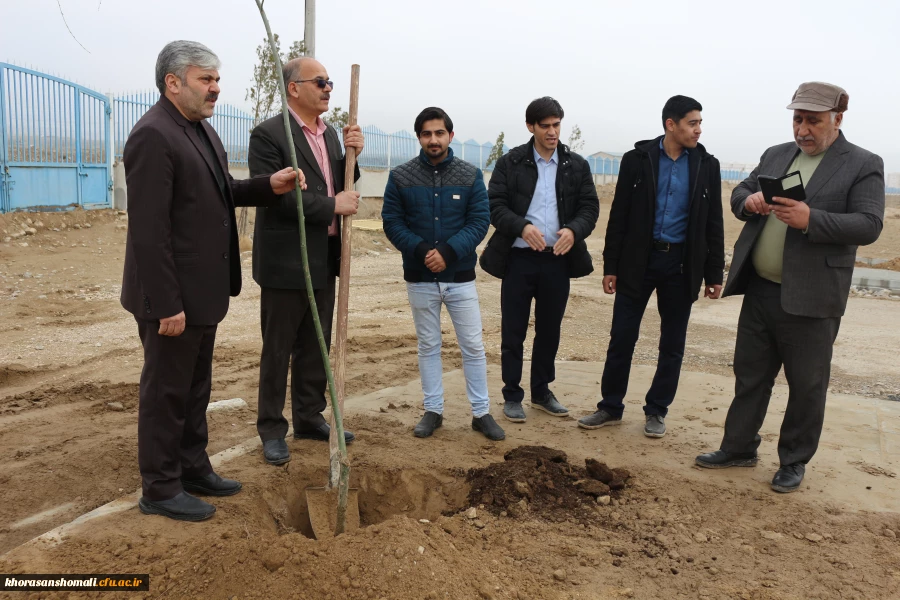 کاشت بیش ا ز 200 اصله نهال درختان مثمر و غیر مثمر به مناسبت هفته درختکاری در دانشگاه فرهنگیان 6