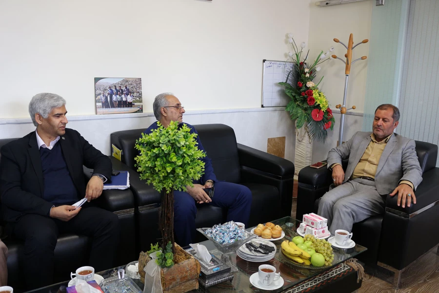 نشست دکتر حبیب صفرزاده سرپرست مدیریت امور پردیس های خراسان شمالی با یحیی لایق مدیر بانک تجارت استان خراسان شمالی 3