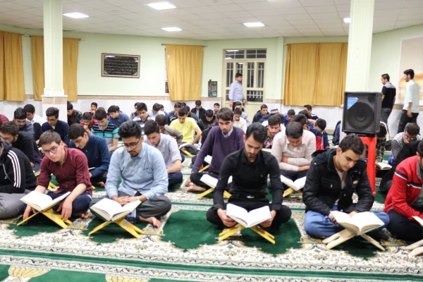 مراسم شبی با قرآن با حضور قاری ممتاز کشوری حجت الاسلام والمسلمین محمدی در نمازخانه پردیس امام محمد باقر(ع) با حضور گسترده دانشجویان برگزار شد. 2