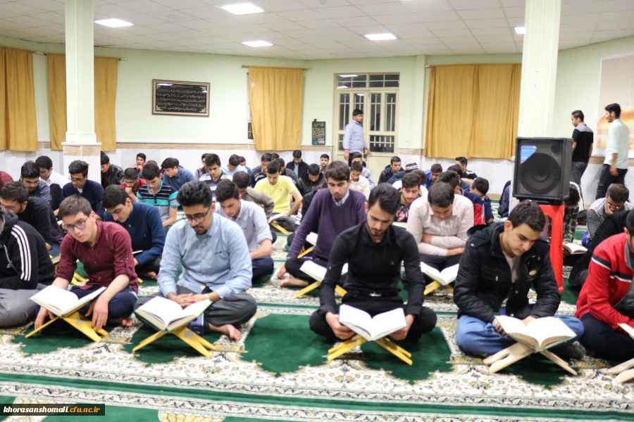 مراسم شبی با قرآن با حضور قاری ممتاز کشوری حجت الاسلام والمسلمین محمدی در نمازخانه پردیس امام محمد باقر(ع) با حضور گسترده دانشجویان برگزار شد. 2