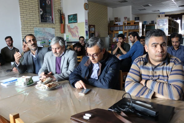 نشست کتابخوانی ویژه اساتید و دانشجویان دانشگاه فرهنگیان خراسان شمالی با همکاری  اداره کل کتابخانه های عمومی خراسان شمالی در کتابخانه پردیس امام محمد باقر(ع) برگزار شد. 2