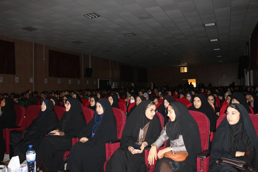 مشاور امور بانوان وزیر آموزش و پرورش:
سرمایه گذاری در حوزه دختران، در حقیقت سرمایه گذاری برای کل جامعه است 
 2