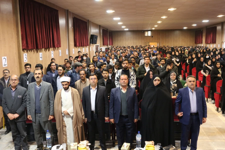 مشاور امور بانوان وزیر آموزش و پرورش:
سرمایه گذاری در حوزه دختران، در حقیقت سرمایه گذاری برای کل جامعه است 
 3