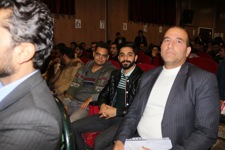 دکتر صفرزاده سرپرست دانشگاه فرهنگیان خراسان شمالی در مراسم 16 آذر در جمع دانشجویان گفت:
انسان ها دانا و خصوصا دانشجویان، دیده بانان فهیم جامعه هستند  2