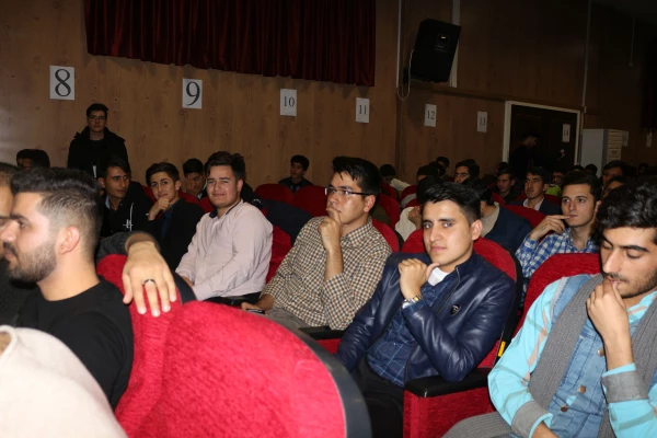 دکتر صفرزاده سرپرست دانشگاه فرهنگیان خراسان شمالی در مراسم 16 آذر در جمع دانشجویان گفت:
انسان ها دانا و خصوصا دانشجویان، دیده بانان فهیم جامعه هستند  3