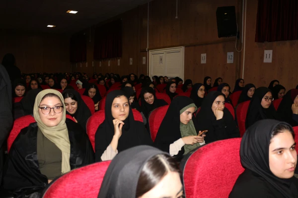 دکتر صفرزاده سرپرست دانشگاه فرهنگیان خراسان شمالی در مراسم 16 آذر در جمع دانشجویان گفت:
انسان ها دانا و خصوصا دانشجویان، دیده بانان فهیم جامعه هستند  4