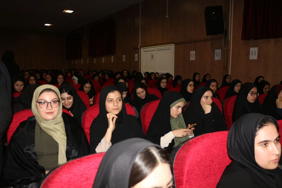 دکتر صفرزاده سرپرست دانشگاه فرهنگیان خراسان شمالی در مراسم 16 آذر در جمع دانشجویان گفت:
انسان ها دانا و خصوصا دانشجویان، دیده بانان فهیم جامعه هستند  4