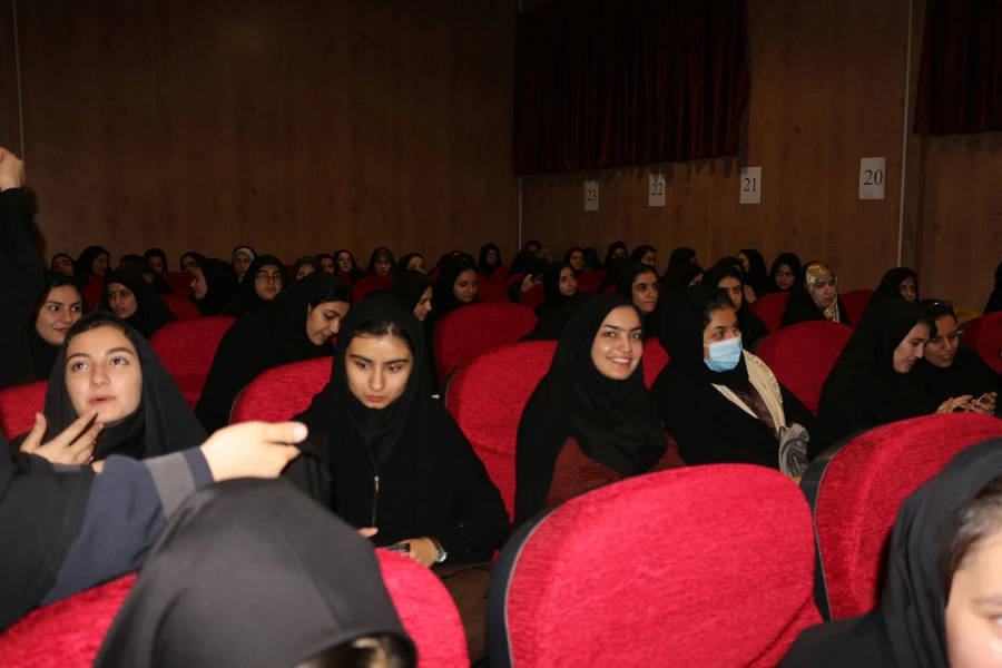 دکتر صفرزاده سرپرست دانشگاه فرهنگیان خراسان شمالی در مراسم 16 آذر در جمع دانشجویان گفت:
انسان ها دانا و خصوصا دانشجویان، دیده بانان فهیم جامعه هستند  5