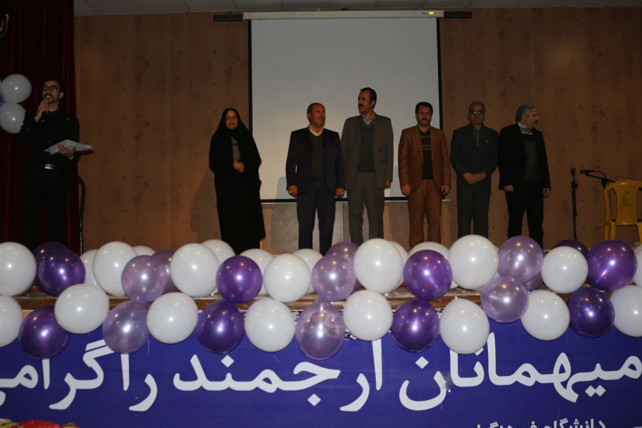 دکتر صفرزاده سرپرست دانشگاه فرهنگیان خراسان شمالی در مراسم 16 آذر در جمع دانشجویان گفت:
انسان ها دانا و خصوصا دانشجویان، دیده بانان فهیم جامعه هستند  6