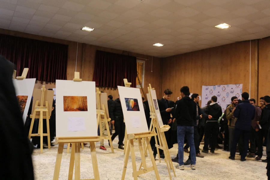 دکتر صفرزاده سرپرست دانشگاه فرهنگیان خراسان شمالی در مراسم 16 آذر در جمع دانشجویان گفت:
انسان ها دانا و خصوصا دانشجویان، دیده بانان فهیم جامعه هستند  7