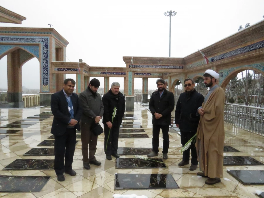 حضور کارکنان پردیس امام محمد باقر(ع) در گلزار شهداء بجنورد به مناسبت چهلمین سالگرد پیروزی انقلاب اسلامی ایران 2