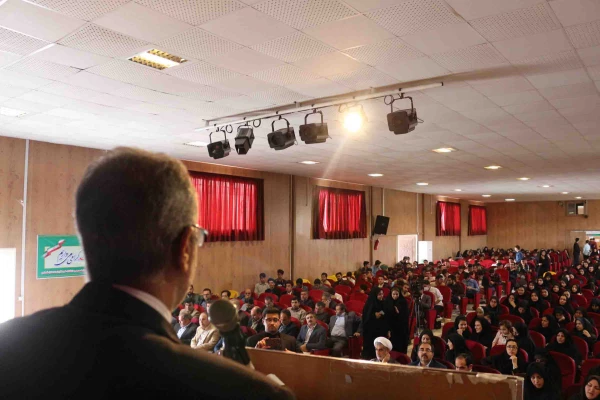 دکتر ثمینی فرماندار شهرستان بحنورد در مراسم جشن دهه سرآمدی آموزش در دانشگاه فرهنگیان خراسان شمالی گفت: علم کامل، علم الهی است که خداوند رحمان در زمان بعث حضرت رسول(ص) به عالمیان نشان دادند. 4