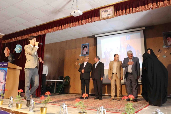 دکتر ثمینی فرماندار شهرستان بحنورد در مراسم جشن دهه سرآمدی آموزش در دانشگاه فرهنگیان خراسان شمالی گفت: علم کامل، علم الهی است که خداوند رحمان در زمان بعث حضرت رسول(ص) به عالمیان نشان دادند. 5