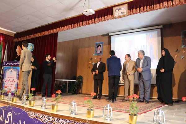 دکتر ثمینی فرماندار شهرستان بحنورد در مراسم جشن دهه سرآمدی آموزش در دانشگاه فرهنگیان خراسان شمالی گفت: علم کامل، علم الهی است که خداوند رحمان در زمان بعث حضرت رسول(ص) به عالمیان نشان دادند. 6