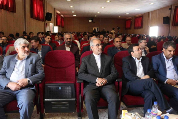 دکتر ثمینی فرماندار شهرستان بحنورد در مراسم جشن دهه سرآمدی آموزش در دانشگاه فرهنگیان خراسان شمالی گفت: علم کامل، علم الهی است که خداوند رحمان در زمان بعث حضرت رسول(ص) به عالمیان نشان دادند. 7