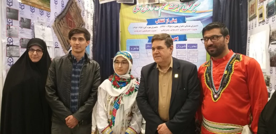 بازدید دکتر خنیفر ریاست دانشگاه فرهنگیان کشور از غرفه پردیس های دانشگاه فرهنگیان خراسان شمالی در نمایشگاه یکصدمین سال تاسیس تربیت معلم کشور 4