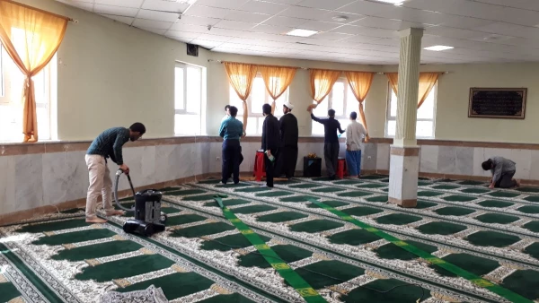 تصاویری از غبارروبی نمارخانه های پردیس امام محمد باقر(ع) در آستانه ماه مبارک رمضان 2