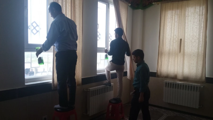 تصاویری از غبارروبی نمارخانه های پردیس امام محمد باقر(ع) در آستانه ماه مبارک رمضان 2