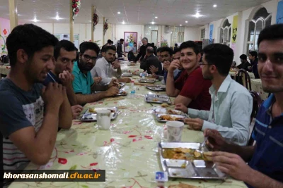حضور دکتر صفرزاده سرپرست دانشگاه فرهنگیان استان و سرپرست های پردیس ها و جمعی از کارکنان در افطاری با دانشجویان