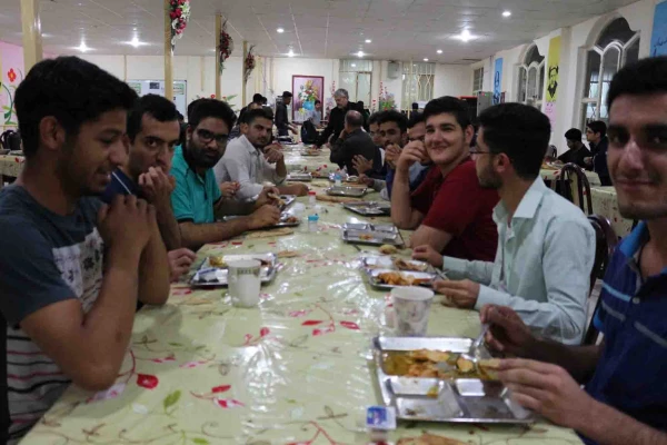 حضور دکتر صفرزاده سرپرست دانشگاه فرهنگیان استان و سرپرست های پردیس ها و جمعی از کارکنان در افطاری با دانشجویان 2