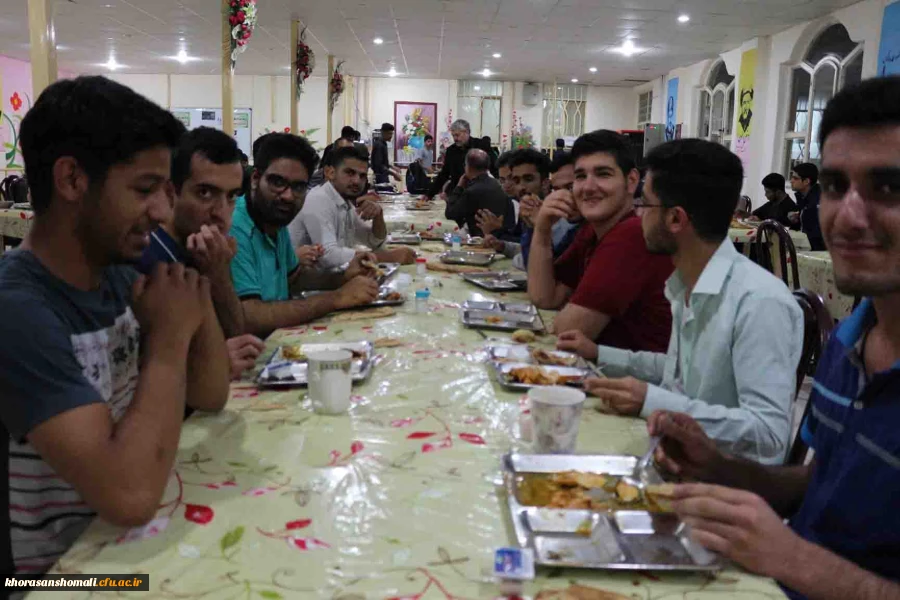 حضور دکتر صفرزاده سرپرست دانشگاه فرهنگیان استان و سرپرست های پردیس ها و جمعی از کارکنان در افطاری با دانشجویان 2