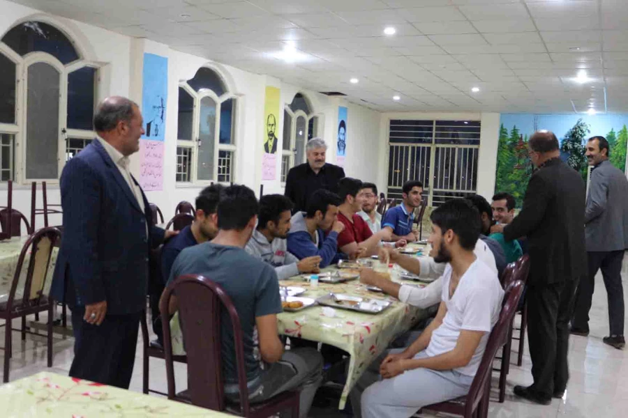 حضور دکتر صفرزاده سرپرست دانشگاه فرهنگیان استان و سرپرست های پردیس ها و جمعی از کارکنان در افطاری با دانشجویان 4