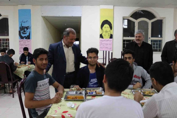 حضور دکتر صفرزاده سرپرست دانشگاه فرهنگیان استان و سرپرست های پردیس ها و جمعی از کارکنان در افطاری با دانشجویان 5