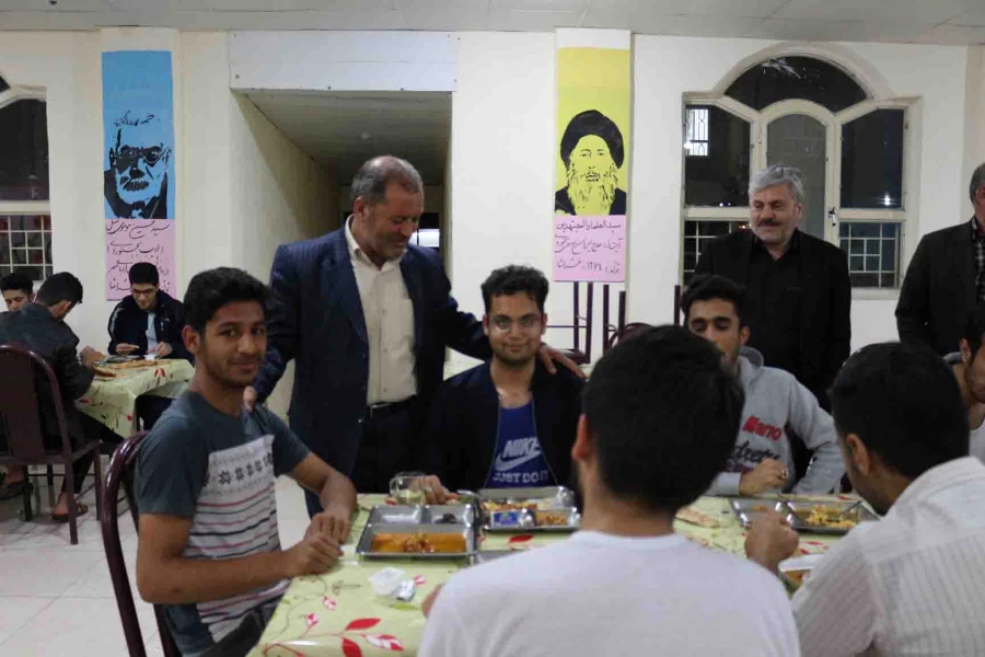 حضور دکتر صفرزاده سرپرست دانشگاه فرهنگیان استان و سرپرست های پردیس ها و جمعی از کارکنان در افطاری با دانشجویان 5