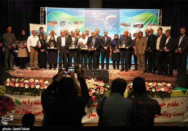 محمدعلی شجاعی در همایش خیرین مدرسه ساز خراسان شمالی اظهار داشت: ارتباط بین دانشگاه فرهنگیان و آموزش و پرورش استان باید پیوسته و همیشگی باشد. 3