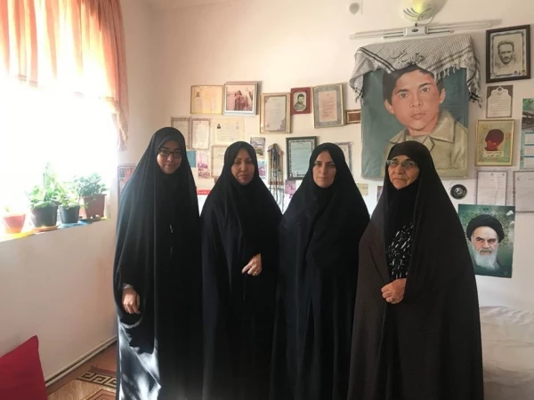 به مناسبت هفته دفاع مقدس :

دیدار با خانواده شهداء و غبار روبی گلزار شهدای گمنام توسط دانشجویان پردیس امام جعفر صادق(ع) خواهران انجام شد. 2