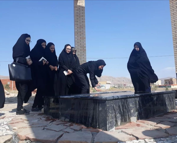 به مناسبت هفته دفاع مقدس :

دیدار با خانواده شهداء و غبار روبی گلزار شهدای گمنام توسط دانشجویان پردیس امام جعفر صادق(ع) خواهران انجام شد. 3