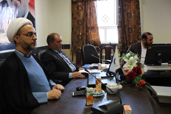 معلم گرانترین گوهر هستی را در دست دارد و معلم نجات غریق است. 2