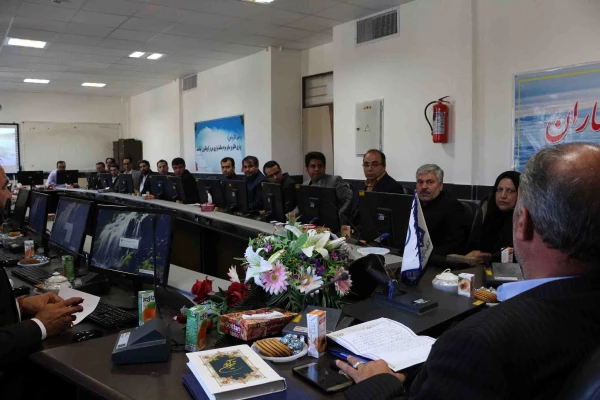 معلم گرانترین گوهر هستی را در دست دارد و معلم نجات غریق است. 3