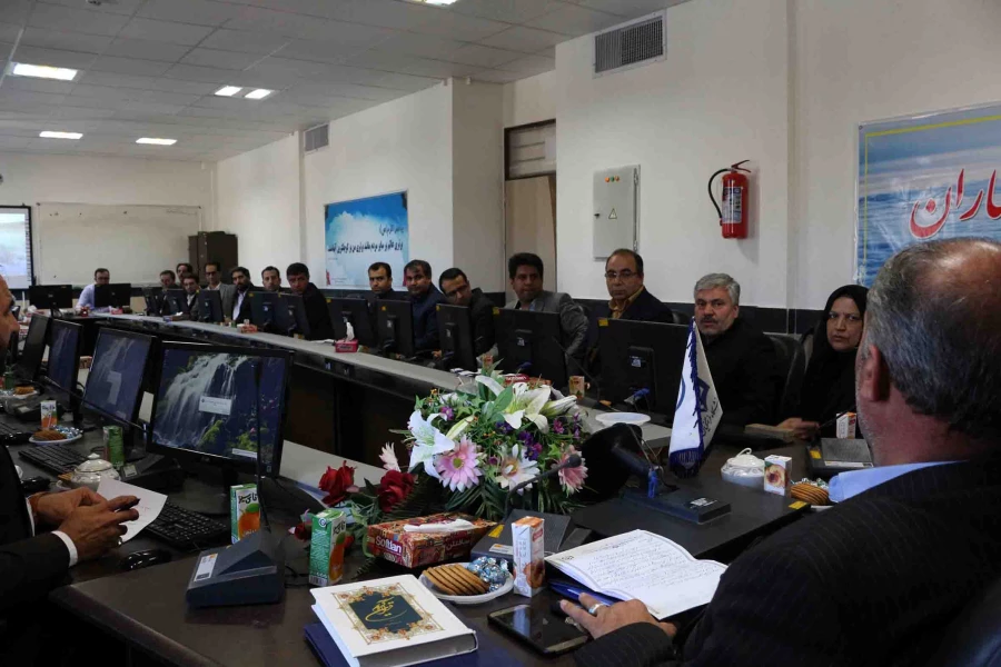 معلم گرانترین گوهر هستی را در دست دارد و معلم نجات غریق است. 3