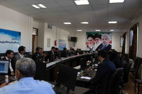 معلم گرانترین گوهر هستی را در دست دارد و معلم نجات غریق است. 4