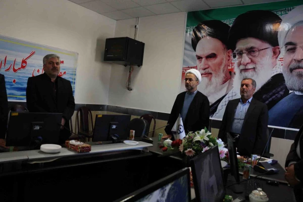 معلم گرانترین گوهر هستی را در دست دارد و معلم نجات غریق است. 5