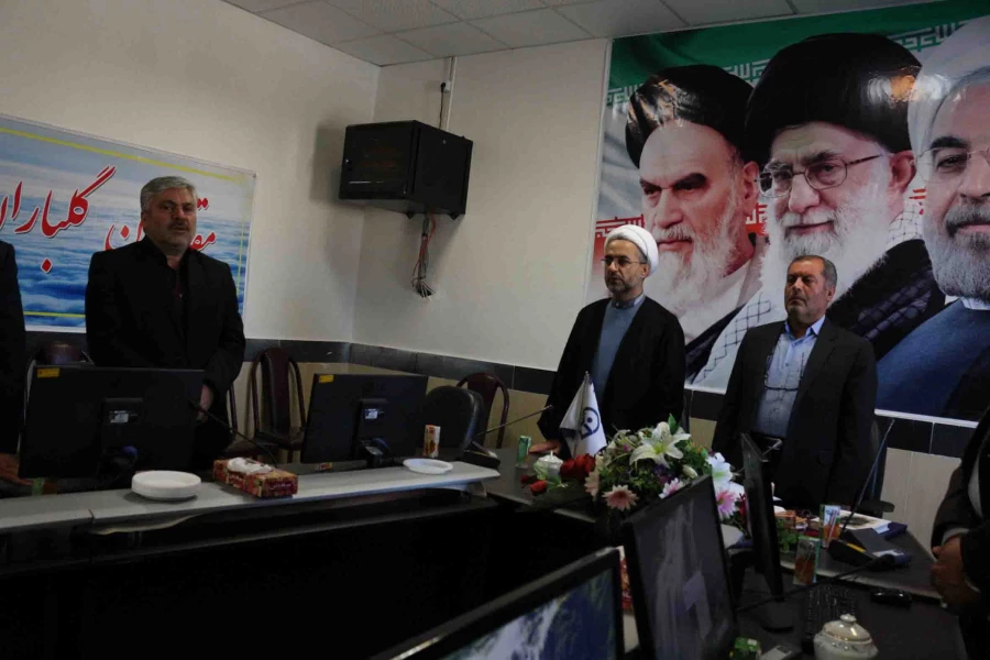 معلم گرانترین گوهر هستی را در دست دارد و معلم نجات غریق است. 5