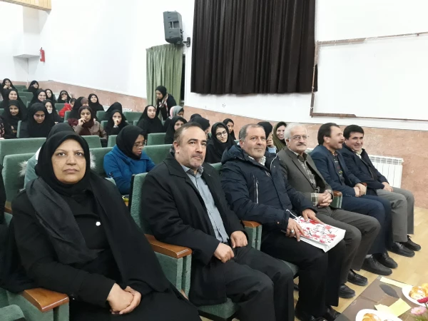 به مناسب هفته کتاب در پردیس امام جعفر صادق( ع) برگزار شد.

رونمایی از مجله بانک قلم و کتاب برترین امثال گفته شده انجام شد. 2