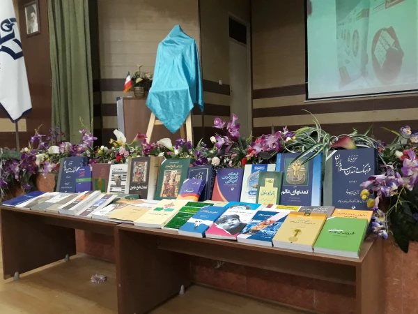 به مناسب هفته کتاب در پردیس امام جعفر صادق( ع) برگزار شد.

رونمایی از مجله بانک قلم و کتاب برترین امثال گفته شده انجام شد. 2
